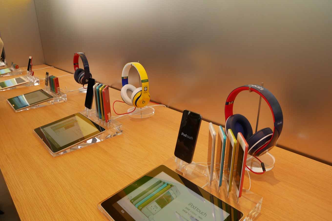applestorehead.jpg Applestorehead