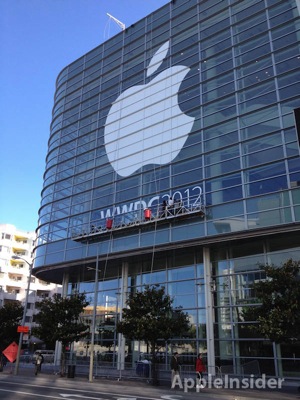 「WWDC 2012」が行われる会場に、巨大なAppleのロゴが出現