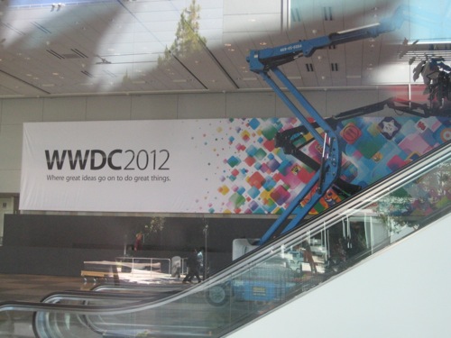 「WWDC 2012」の会場でバナーが掲載されはじめる