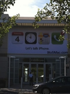 Apple本社キャンパスに”Let’s talk iPhone”のバナー登場