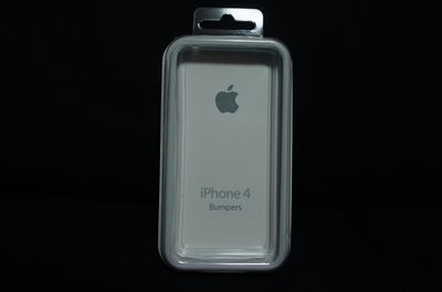 「iPhone 4S」に純正Bmuper装着。旧型との比較も