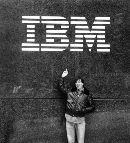 30年前にIBM本社前で撮影された、スティーブ・ジョブズ氏の写真