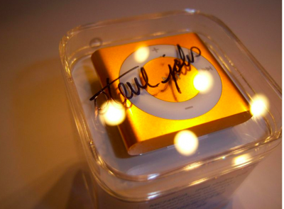 スティーブ・ジョブズ氏のサイン入り「iPod shuffle」がebayのオークションに出品される