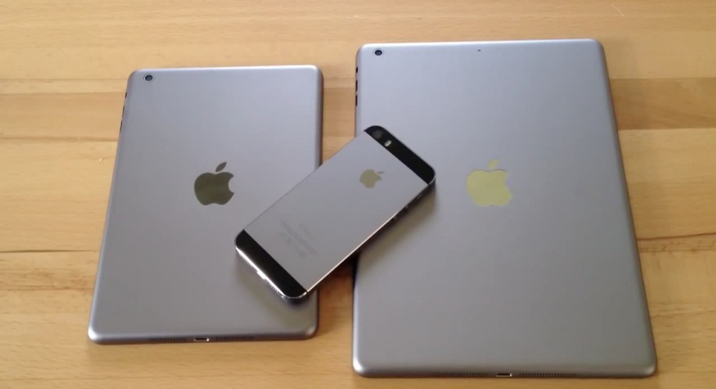 「iPad(第5世代)」「iPad mini(第2世代)」の&#8221;スペースグレイモデル&#8221;とみられるバックパネルを撮影したムービー