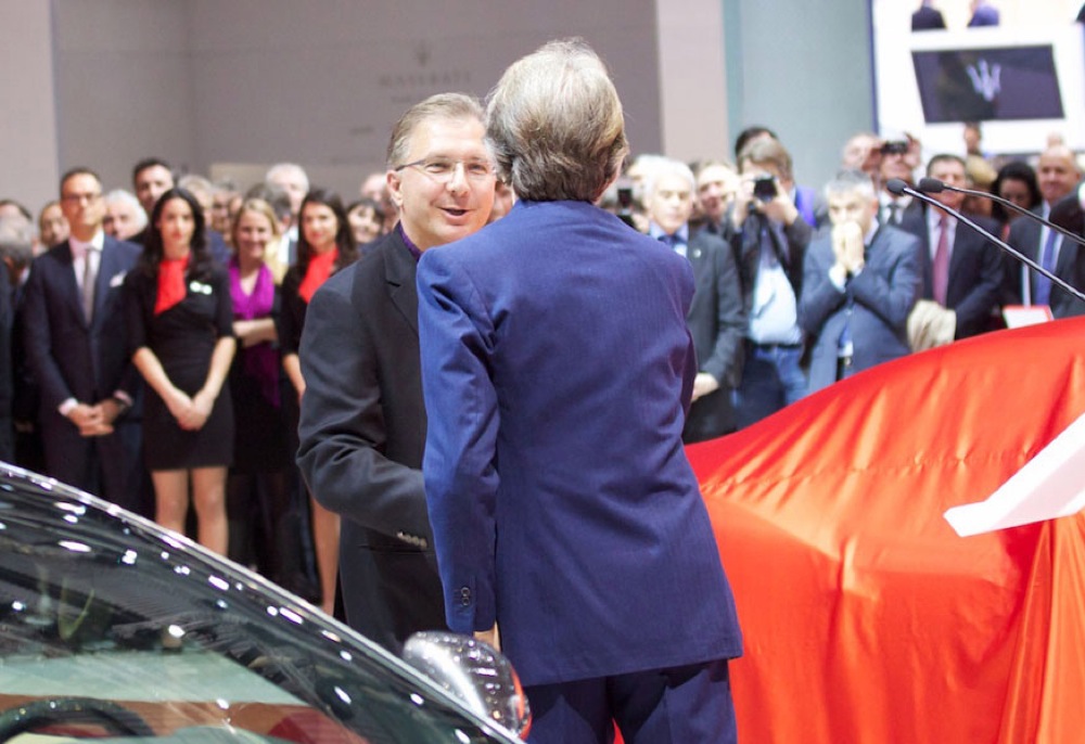 Ferrari、「Carplay」に対応した「Ferrari FF」を発表、AppleのヴァイスプレジデントGreg Joswiak氏も登場