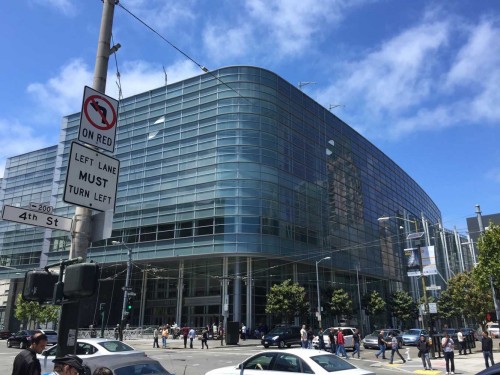 「WWDC 2015」が行われる会場の「Moscone Center」で準備が始まる