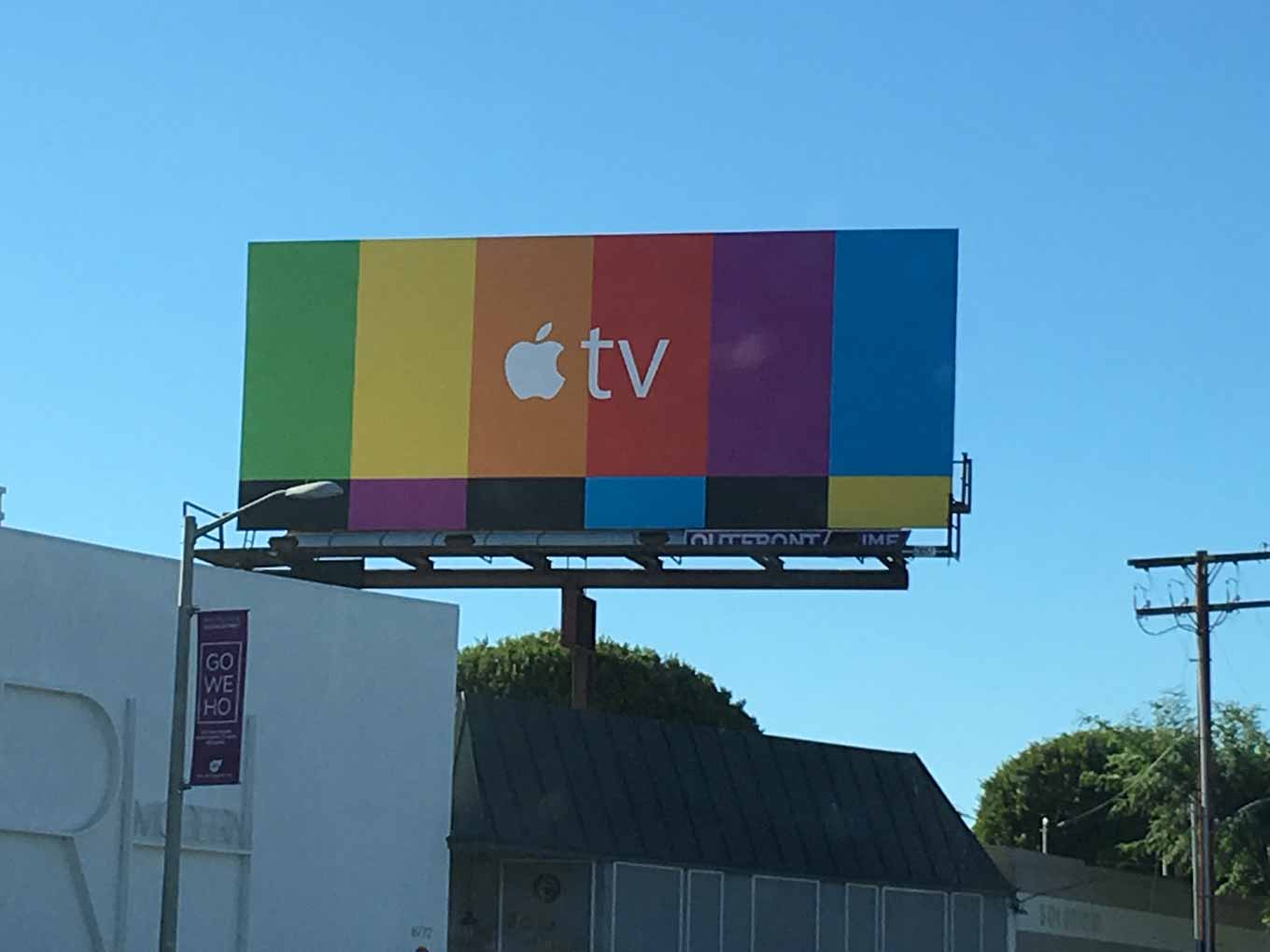 Apple、アメリカで「Apple TV」のカラフルな看板広告を展開中