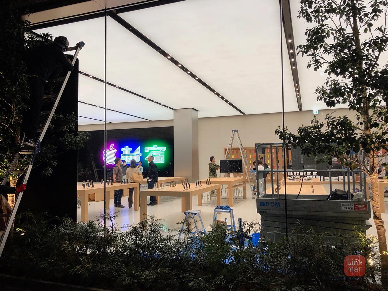 「Apple 新宿」オープン2日前、ついに覆っていたカバーが外される